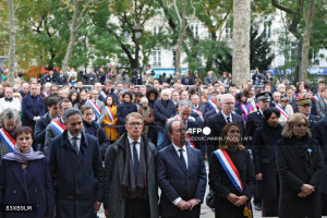 O ex-presidente francês François Hollande (3º à direita), o procurador do Supremo Tribunal francês Rémy Heitz (3º à esquerda) e a presidente da Assembleia Nacional francesa Yael Braun-Pivet (à direita) participam de uma cerimônia em frente à casa de shows Bataclan, em Paris, em 13 de novembro de 2025, durante as comemorações que marcaram uma década desde os ataques terroristas de 13 de novembro de 2015, nos quais 130 civis foram mortos. (Foto de Ludovic MARIN / POOL / AFP)