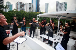 Maestro José Renato Accioly regendo o grupo no Catamarã