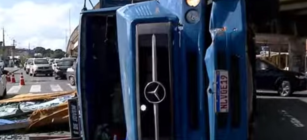 Caminhão tombou na PE-15 e espalhou carga de espelhos quebrados pela pista /Reprodução/TV Guararapes
