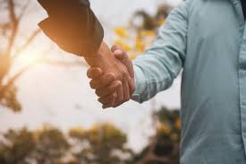 Gestos simples, como um aperto de mãos, podem fazer a diferença 