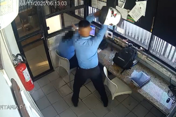 Homem é demitido após agredir colega de trabalho com capacete. /Foto: Reprodução/Redes Sociais