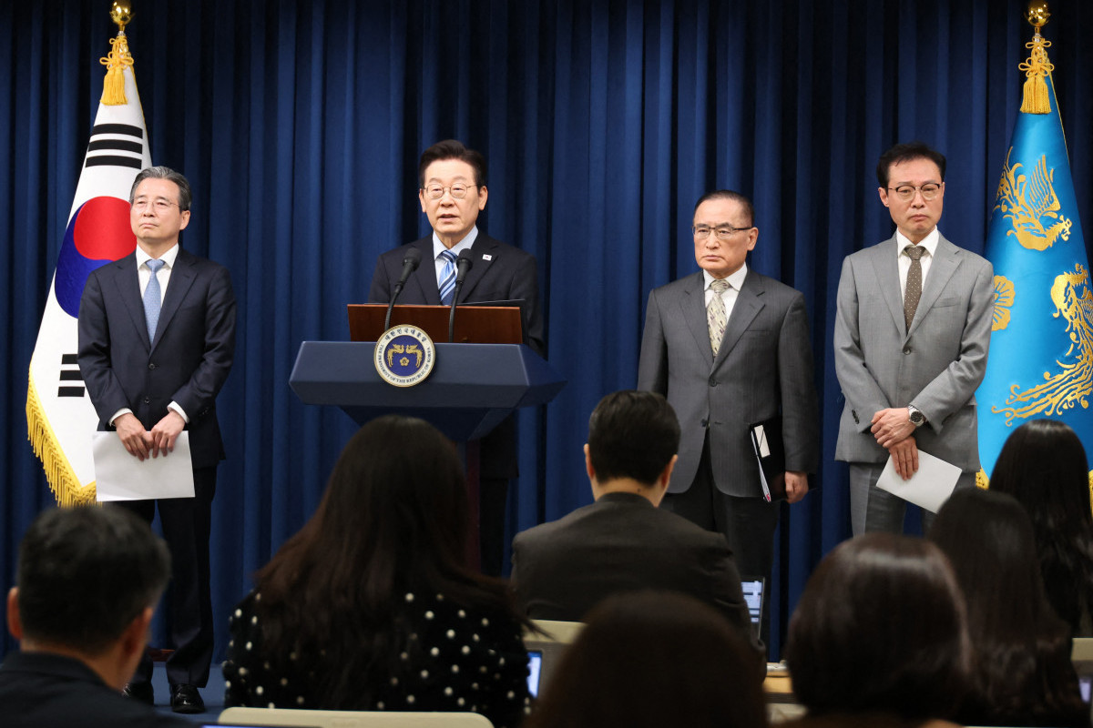 O presidente sul-coreano Lee Jae Myung (C) discursa durante uma coletiva de imprensa ao anunciar a conclusão de um documento conjunto sobre acordos comerciais e de segurança com os EUA no Gabinete Presidencial em Seul, em 14 de novembro de 2025. (Foto: YONHAP/AFP)/ AFP