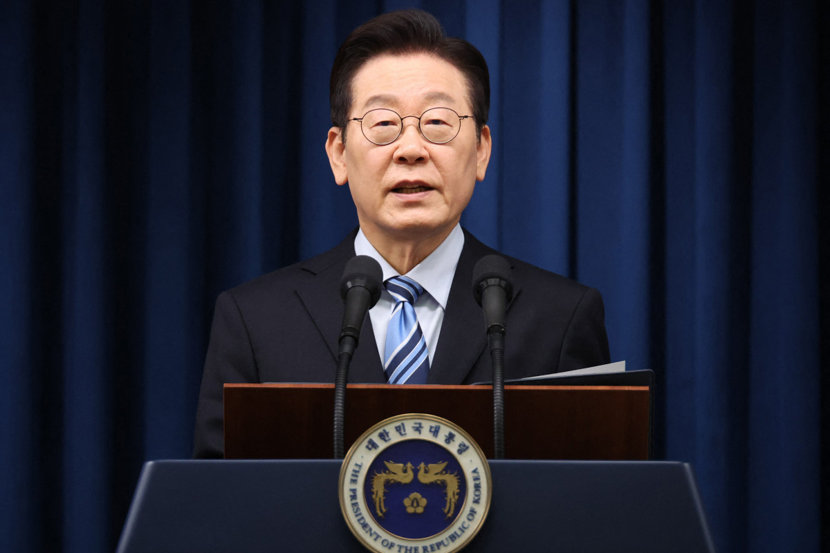 O presidente sul-coreano Lee Jae Myung discursa durante uma coletiva de imprensa ao anunciar a conclusão de um documento conjunto sobre acordos comerciais e de segurança com os EUA no Gabinete Presidencial em Seul, em 14 de novembro de 2025. (Foto: YONHAP/AFP)  ( AFP)