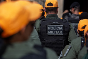   Recife, PE, 14/11/2025 - OPERA&Ccedil;&Atilde;O PAPAI NOEL - A governadora de Pernambuco, Raquel Lyra, junto com a Policia Militar de Pernambuco, deu inicio da Opera&ccedil;&atilde;o Papai Noel no centro do Recife.