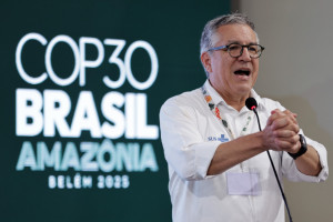 Belém - Alexandre Padilha, Ministro da Saúde do Brasil discursa no painel "Acelerando a Implementação do Plano de Ação de Saúde de Belém" durante da 30ª Conferência das Partes (COP30).  Foto de Rafa Pereira/COP30