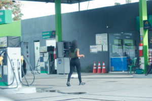 Frentista com calça jeans no Posto Power Petrobahia, em Afogados, no Recife.