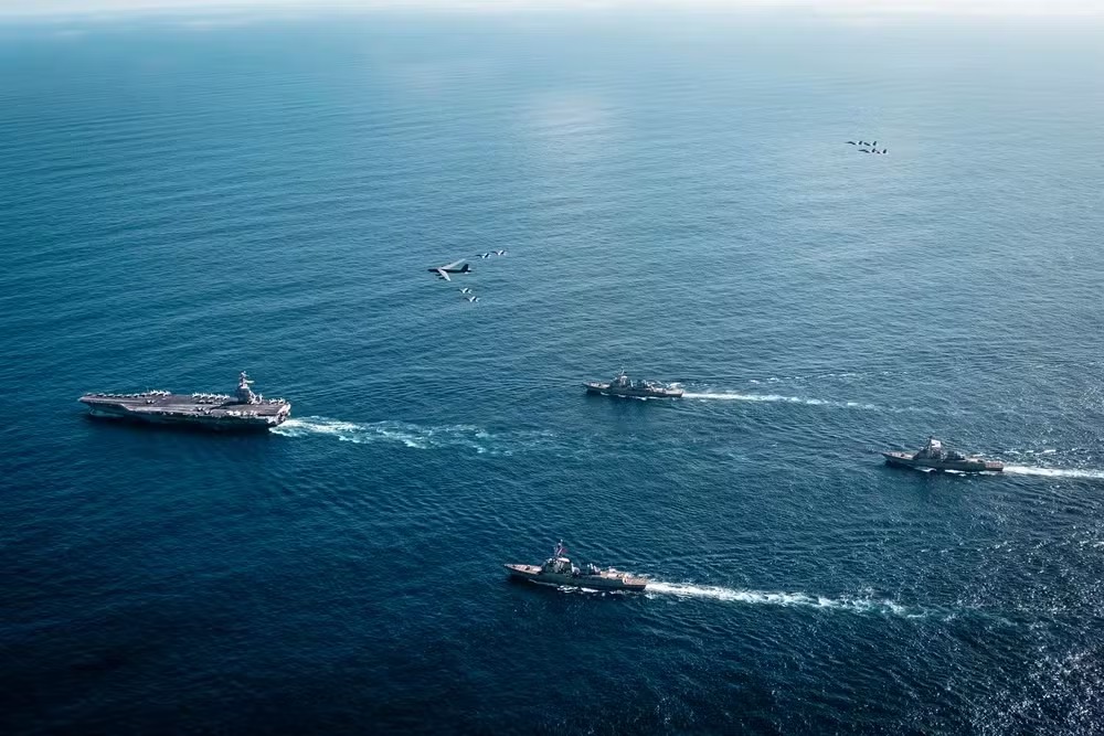 O porta-aviões Gerald Ford, com sua flotilha adjacente de barcos, se une aos seis navios que já estavam presentes no Caribe e a outro no Pacífico/Foto: Tajh Payne/Marinha dos Estados Unidos