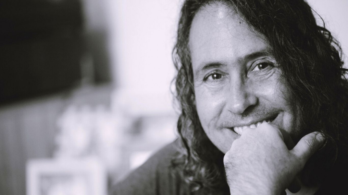 Selecionar Deco Fiori apresenta novo álbum repleto de memória e poesia	
Deco Fiori apresenta novo álbum repleto de memória e poesia/Divulgação