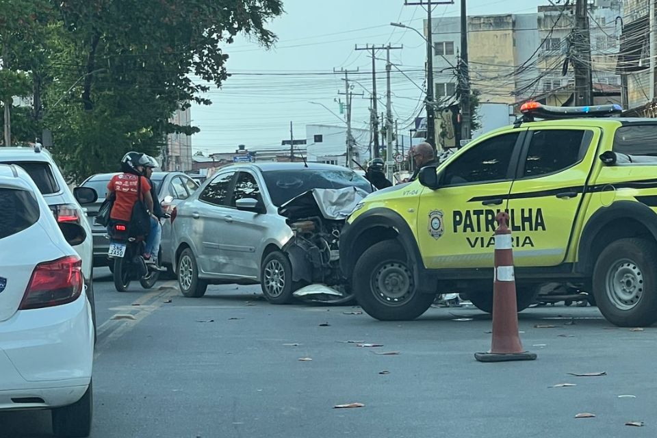Colisão entre carro e moto na PE-001, no Conjunto Beira Mar, em Paulista/Foto: Arquivo/DP