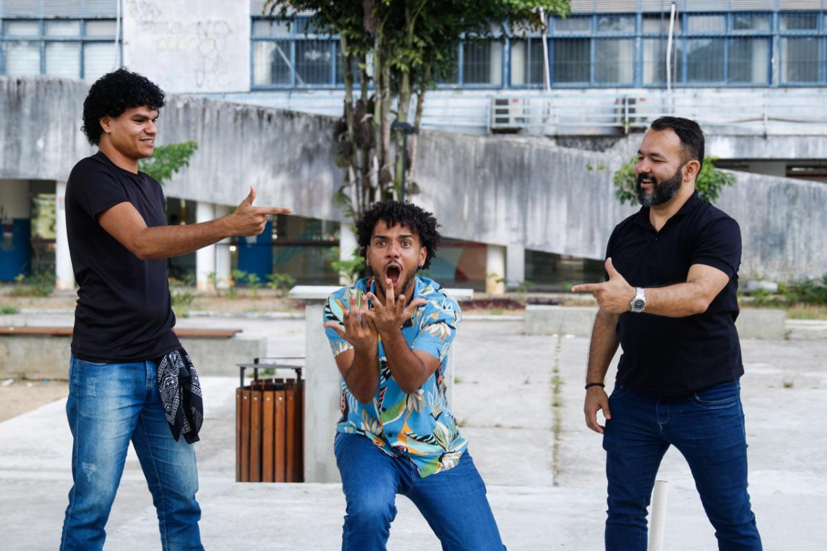 Grupo conta pessoas surdas e ouvintes que dominam a língua brasileira de sinais (Marina Torres/DP Foto)