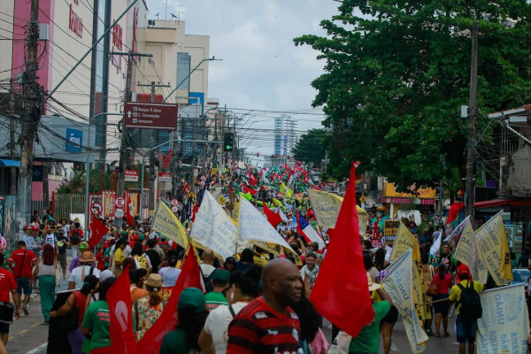 Organizado pela Cúpula dos Povos, o protesto começou no Mercado de São Brás, ponto turístico de Belém, e seguirá até a Aldeia Cabana
