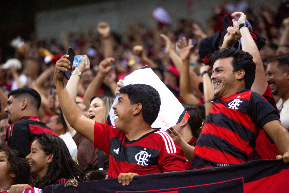  São Lourenço da Mata, PE, 15/11/2025 - SPORT FLAMENGO - Na noite deste sábado(15), a equipe do Sport recebeu a equipe do Flamengo pelo Campeonato Brasileiro da Serie A 2025 na Arena de Pernambuco. Torcida do Flamengo/ Rafael Vieira