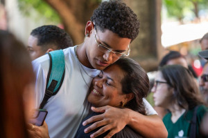 Estudantes que chegaram para fazer o segundo dia de prova do Enem, neste domingo (16), na Universidade Católica de Pernambuco (Unicap), receberam o apoio da família