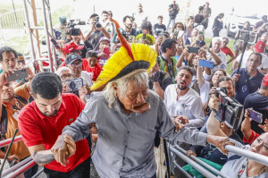 Cacique Raoni Metuktire durante encerramento da cúpula dos povos