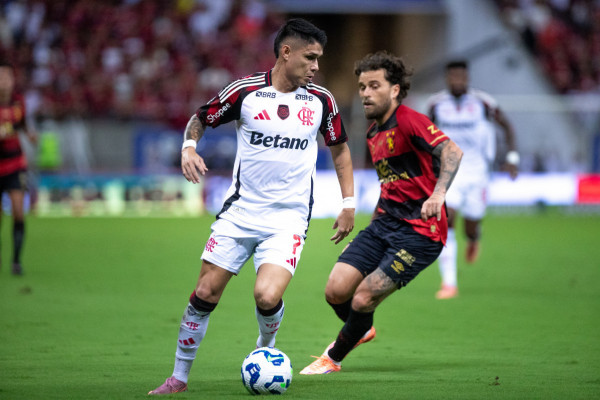  São Lourenço da Mata, PE, 15/11/2025 - SPORT FLAMENGO - Na noite deste sábado(15), a equipe do Sport recebeu a equipe do Flamengo pelo Campeonato Brasileiro da Serie A 2025 na Arena de Pernambuco. Luis Araujo e Lucas Lima