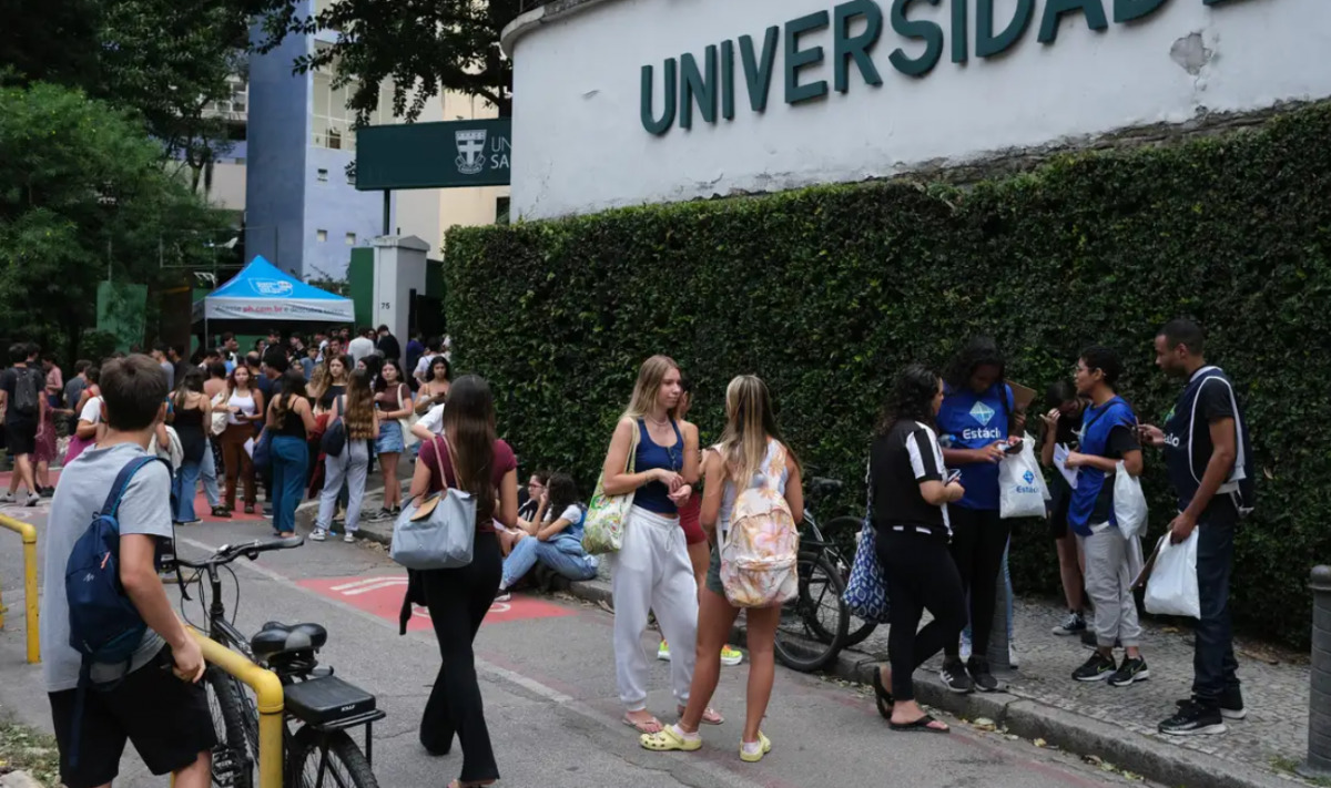 Neste segundo dia de provas, os inscritos confirmados vão testar os conhecimentos em 45 questões de múltipla escolha de matemática e mais 45 questões de ciências da natureza (química, física e biologia)/Foto: Fernando Frazão/Agência Brasil