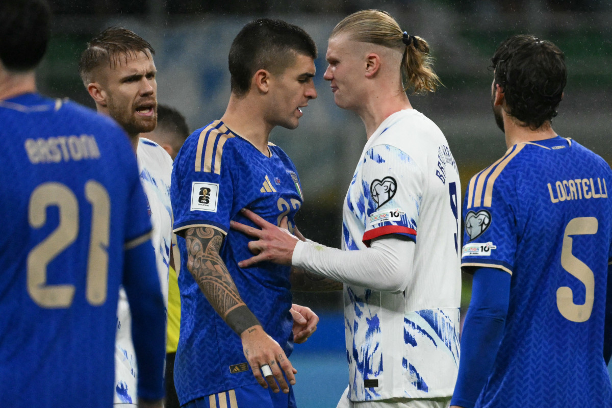 Confusão entre Erling Haaland e Gianluca Mancini  / STEFANO RELLANDINI / AFP