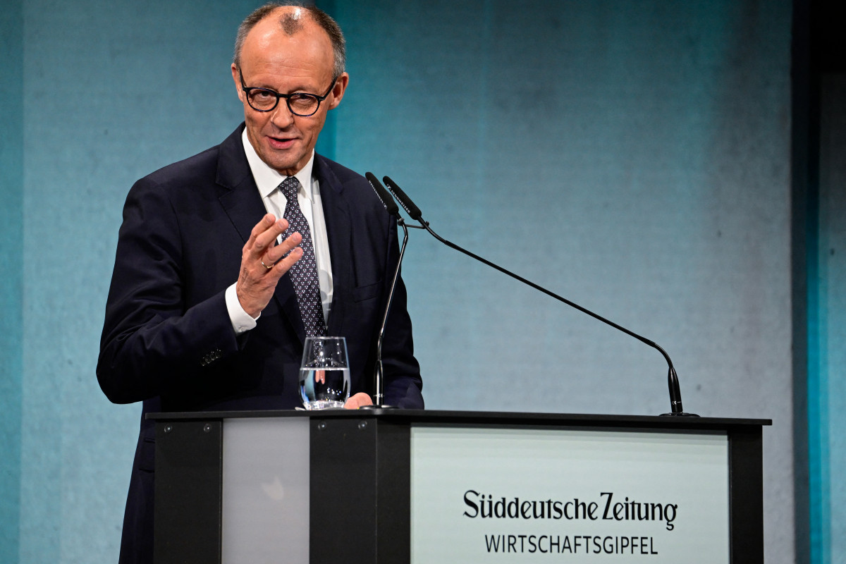  Chanceler alemão Friedrich Merz durante discurso nesta segunda-feira (17)/Tobias SCHWARZ / AFP