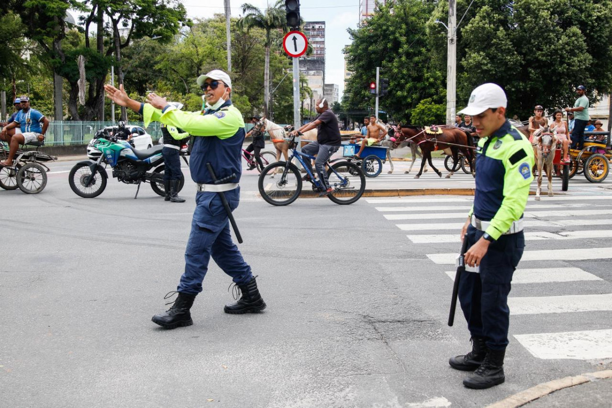 Agentes da CTTU orientam motoristas por causa de protesto dos carroceiros/Marina Torres/DP