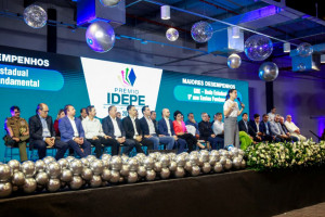 cerimônia de premiação para escolas com melhor desempenho no IDEPE