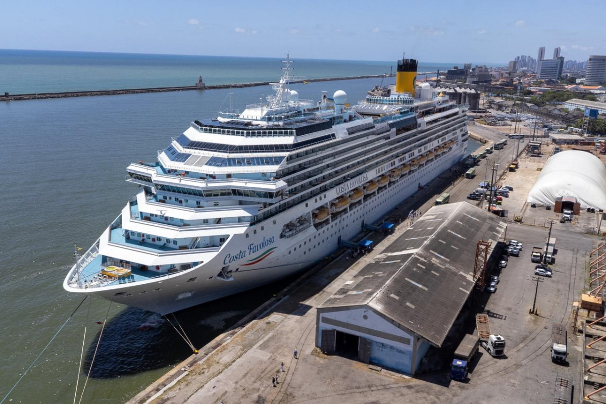 Cruzeiro Costa Favolosa está atracado no Porto do Recife/Foto: Rafael Vieira/DP