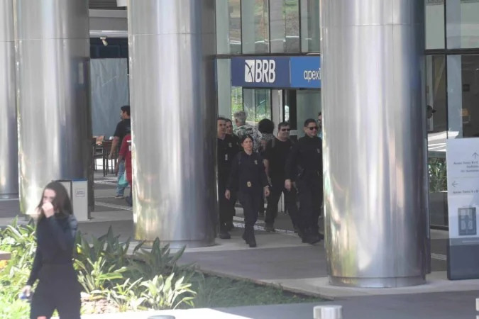 Policiais federais deixam a sede do BRB na manhã desta terça-feira/Ed Alves/CB/D.A Press