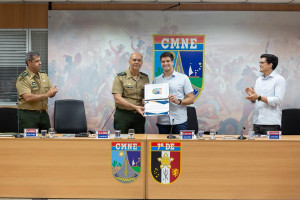 General Maurilio Miranda Ribeiro e o prefeito do Recife João Campos assinaram protocolo de intenções na sede do CMNE, no Curado