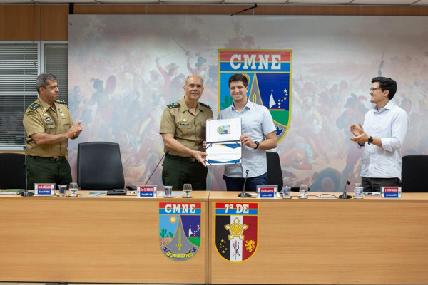 General Maurilio Miranda Ribeiro e o prefeito do Recife João Campos assinaram protocolo de intenções na sede do CMNE, no Curado