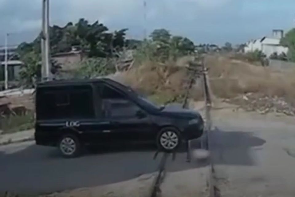Câmeras do trem registraram o momento em que o automóvel tenta atravessar a linha férrea/Foto: Reprodução / CBTU Recife