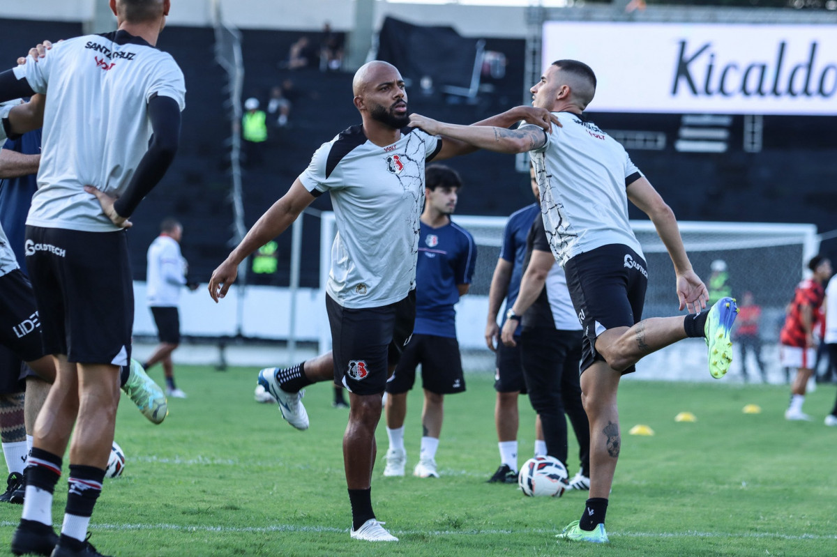 Jonatas Paulista, volante do Santa Cruz/Evelyn Victoria/SCFC