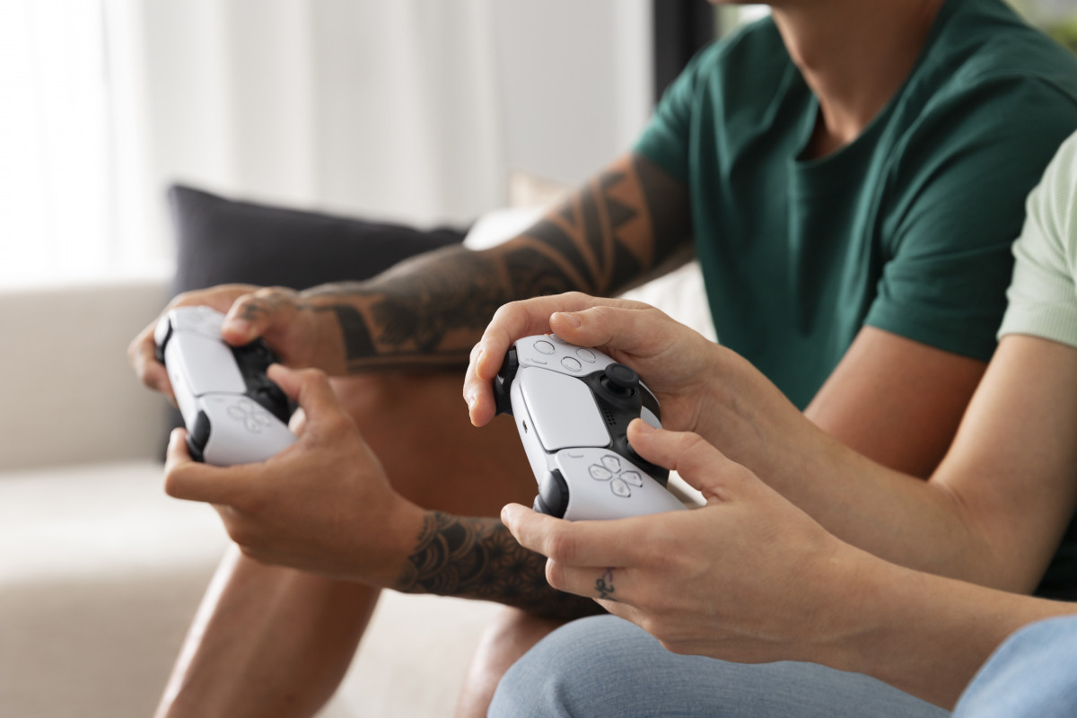 Pessoas jogando em um console/Freepik