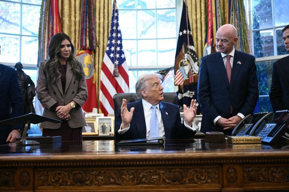 Presidente dos Estados Unidos, Donald Trump, ao lado de presidente da Fifa, Gianni Infantino/BRENDAN SMIALOWSKI / AFP