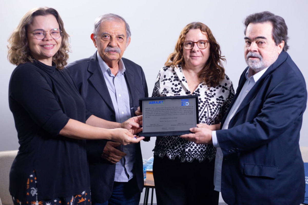 Membros da Abrajet entregaram a homenagem à diretora de Jornalismo, Paula Losada/Marina Torres/DP Foto