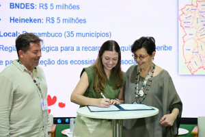 A gerente de Sustentabilidade do Grupo Heineken Brasil, Marília Robles, assina o Edital Águas do Beberibe ao lado do superintendente do Funbio, Manoel Serrão, e da diretora Sociaoambiental do BNDES, Tereza Campelo