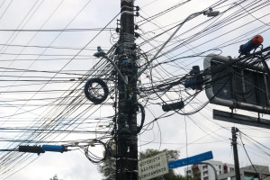 Postes repletos de fiações clandestinas viraram cena comum no Grande Recife