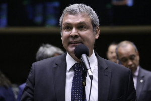 Lindbergh Farias: a última versão do texto não foi debatida com o governo.

