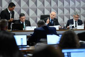 
Fabiano Contarato (C), presidente, Hamilton Mourão (E), vice, e Alessandro Vieira (D), relator, na instalação da comissão parlamentar de inquérito; oitivas começam nesta terça (18)