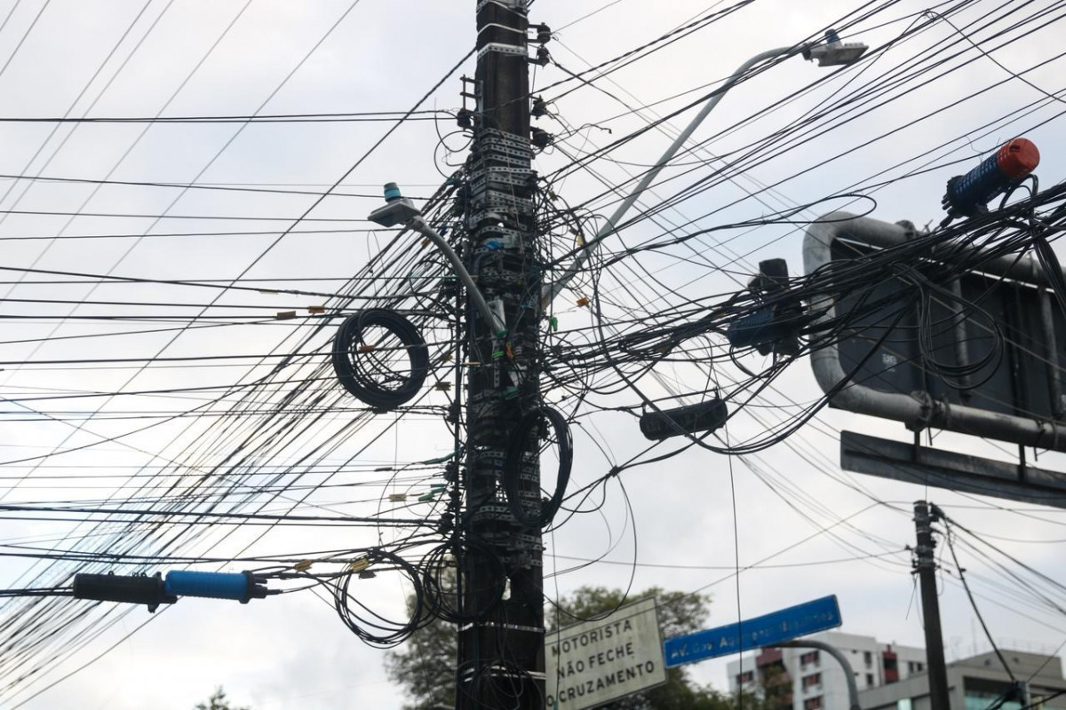 Postes repletos de fiações clandestinas viraram cena comum no Grande Recife/Foto: Marina Torres/DP Foto