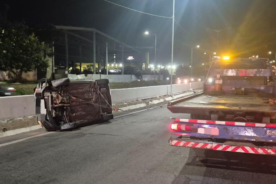Carro roubado no Recife foi abandonado pelo motorista após capotar na BR-104/DIVULGAÇÃO/PRF