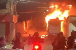 Incêndio destrói ônibus e fogo atinge três casas em Paulista. 