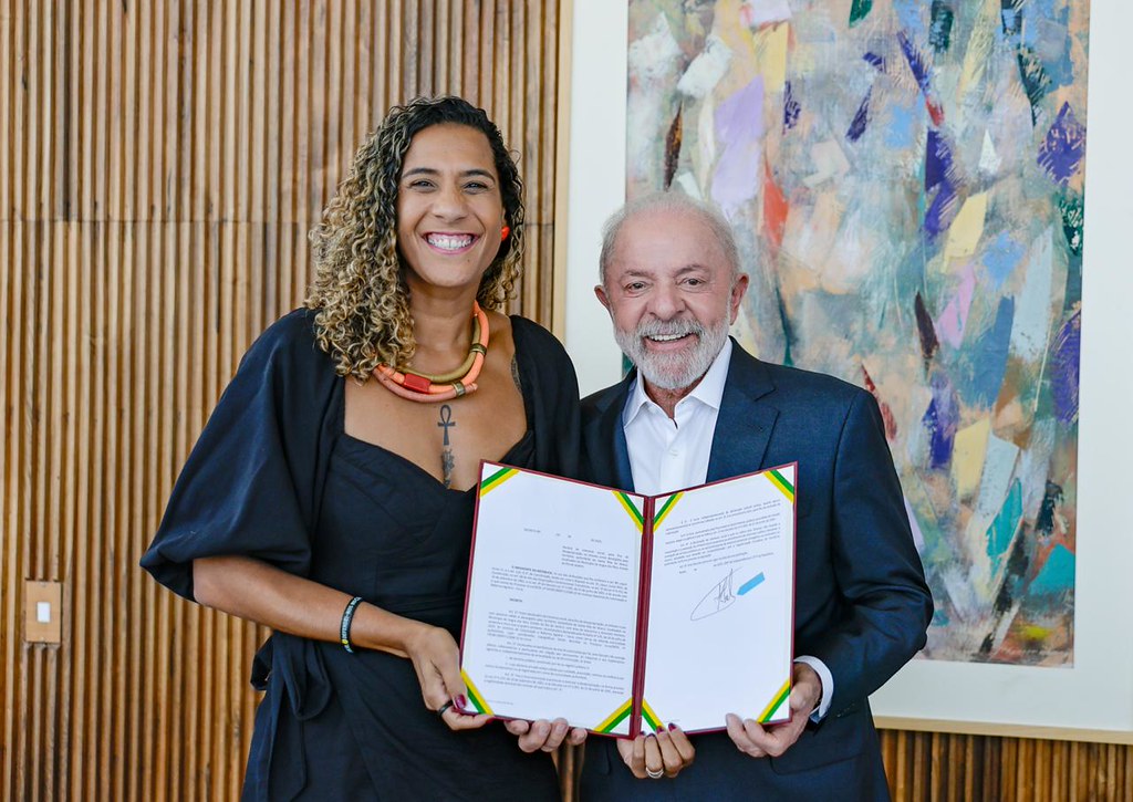 Presidente da República Luís Inácio Lula da Silva, com a ministra da Igualdade Racial, Anielle Franco, durante assinatura de decretos de terras e investimento em Áreas Quilombolas em alusão ao Dia da Consciência Negra. /Ricardo Stuckert / PR