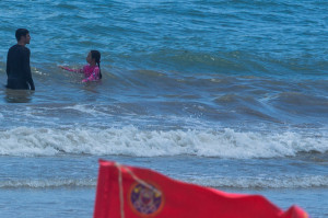  Recife, PE, 21/11/2025 - PLACAS NAS ORLAS DE PERNAMBUCO - Imagens das placas de alertas nas praias de Boa Viagem e Piedade.