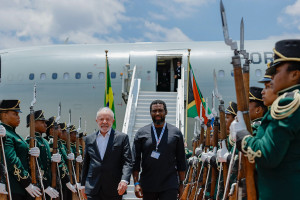 Presidente da República, Luiz Inácio Lula da Silva, durante a chegada a Joanesburgo. Aeroporto Internacional O.R. Tambo – Joanesburgo (África do Sul)