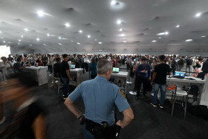 Um agente de segurança da ONU verifica a entrada dos participantes da COP30