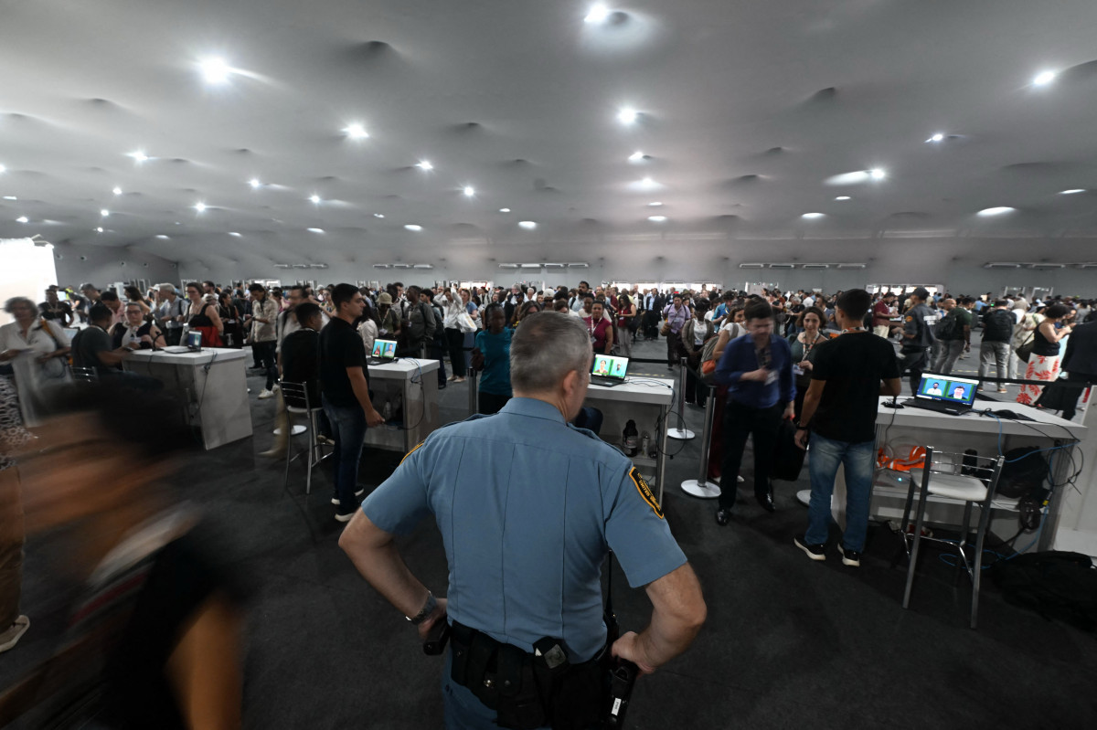 Um agente de segurança da ONU verifica a entrada dos participantes da COP30/ Mauro PIMENTEL / AFP