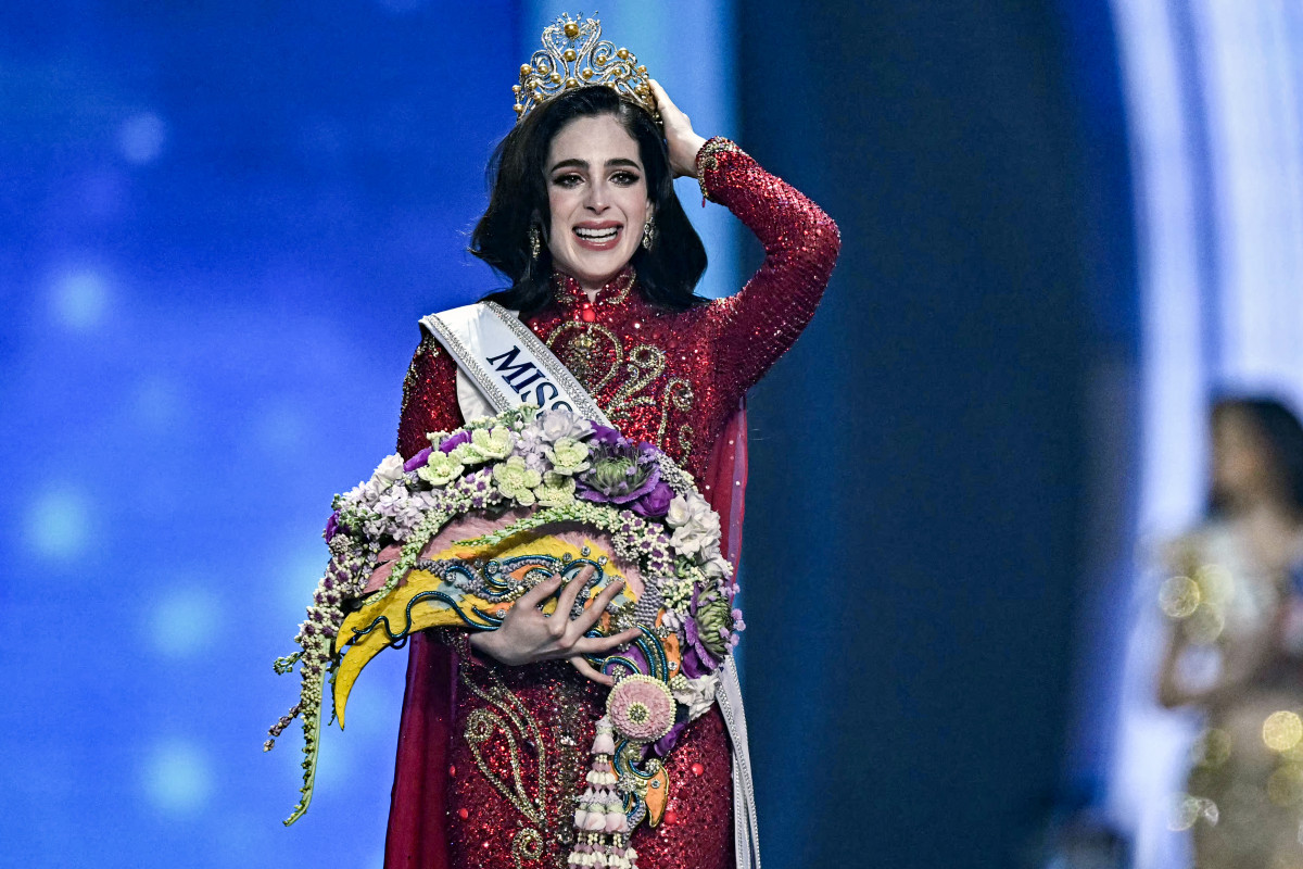 A Miss México, Fatima Bosch, comemora a vitória no concurso Miss Universo 2025 em Nonthaburi, ao norte de Bangkok, em 21 de novembro de 2025. (Foto de Lillian Suwanrumpha / AFP)/ AFP