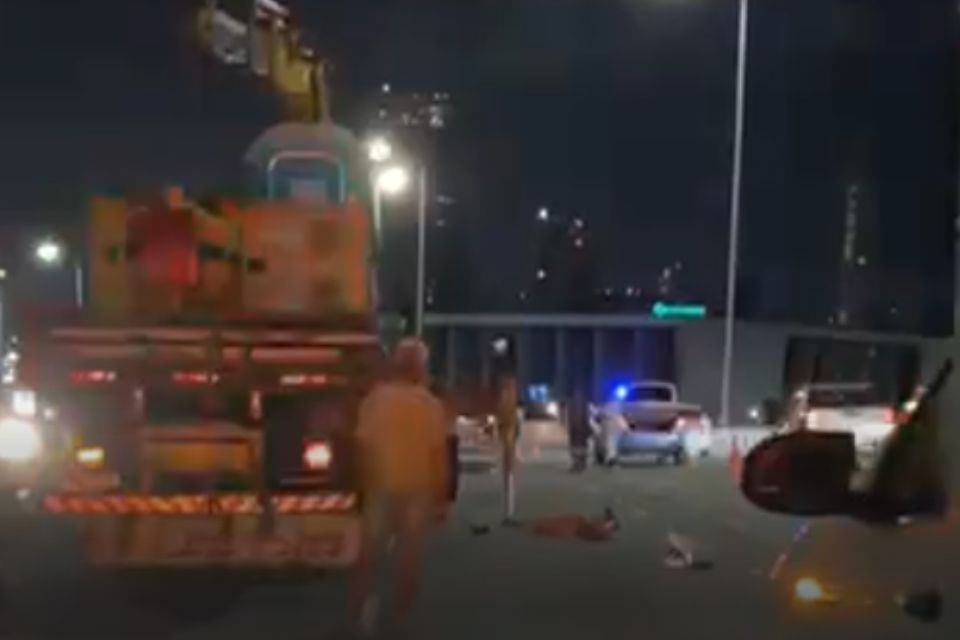 Segundo a Polícia Civil de Pernambuco (PCPE), as vítimas fatais, um homem de 40 anos e uma mulher que ainda não foi identificada, estavam na motocicleta. Ambos faleceram no local.
/Foto: Reprodução / Redes Sociais