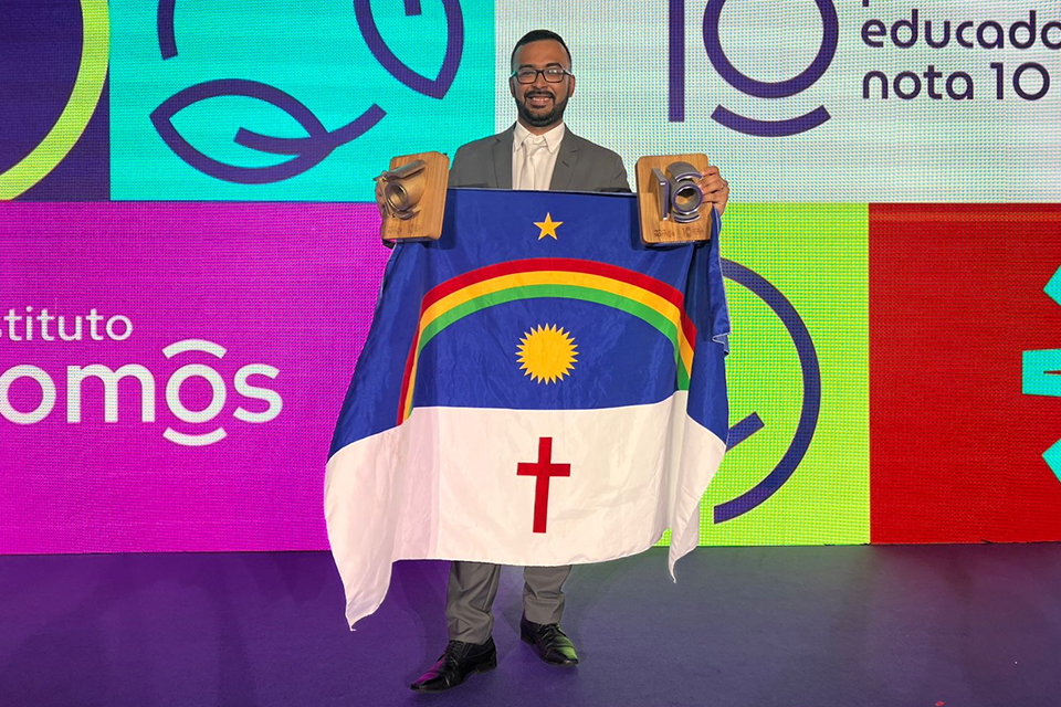 Professor Gustavo recebeu o prêmio, mas compartilhou os méritos do projeto em Carnaíba/DIVULGAÇÃO