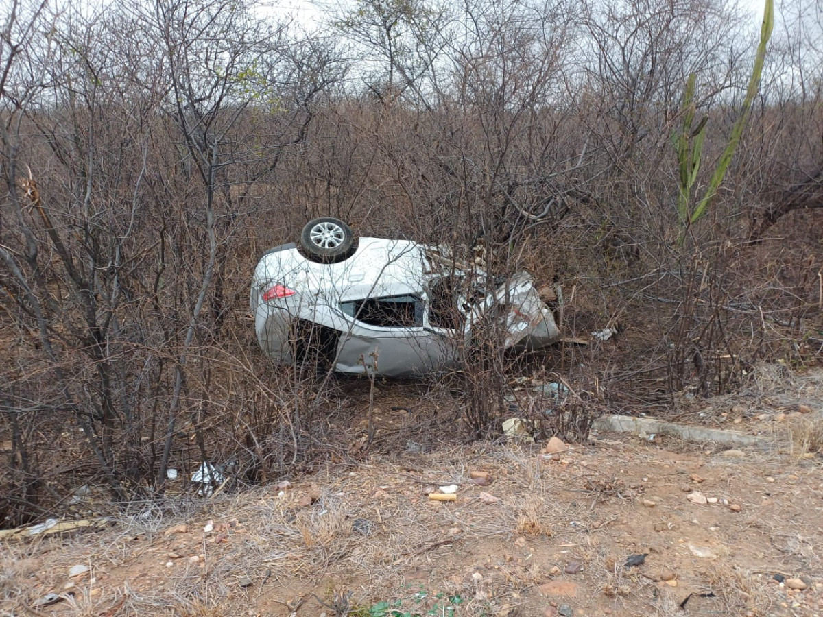Motorista de ambulância morre ao pegar contramão e causar acidente na BR 438, em Cabrobó
 (Foto: Ascom PRF)