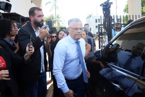 João Henrique, da equipe de defesa do ex-presidente, em frente a sede da Polícia Federal após a prisão de Jair Bolsonaro
